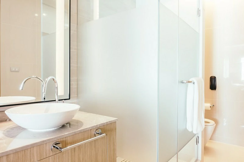Fürdőszoba lakberendezés hátfalas zuhanykabin segítségével