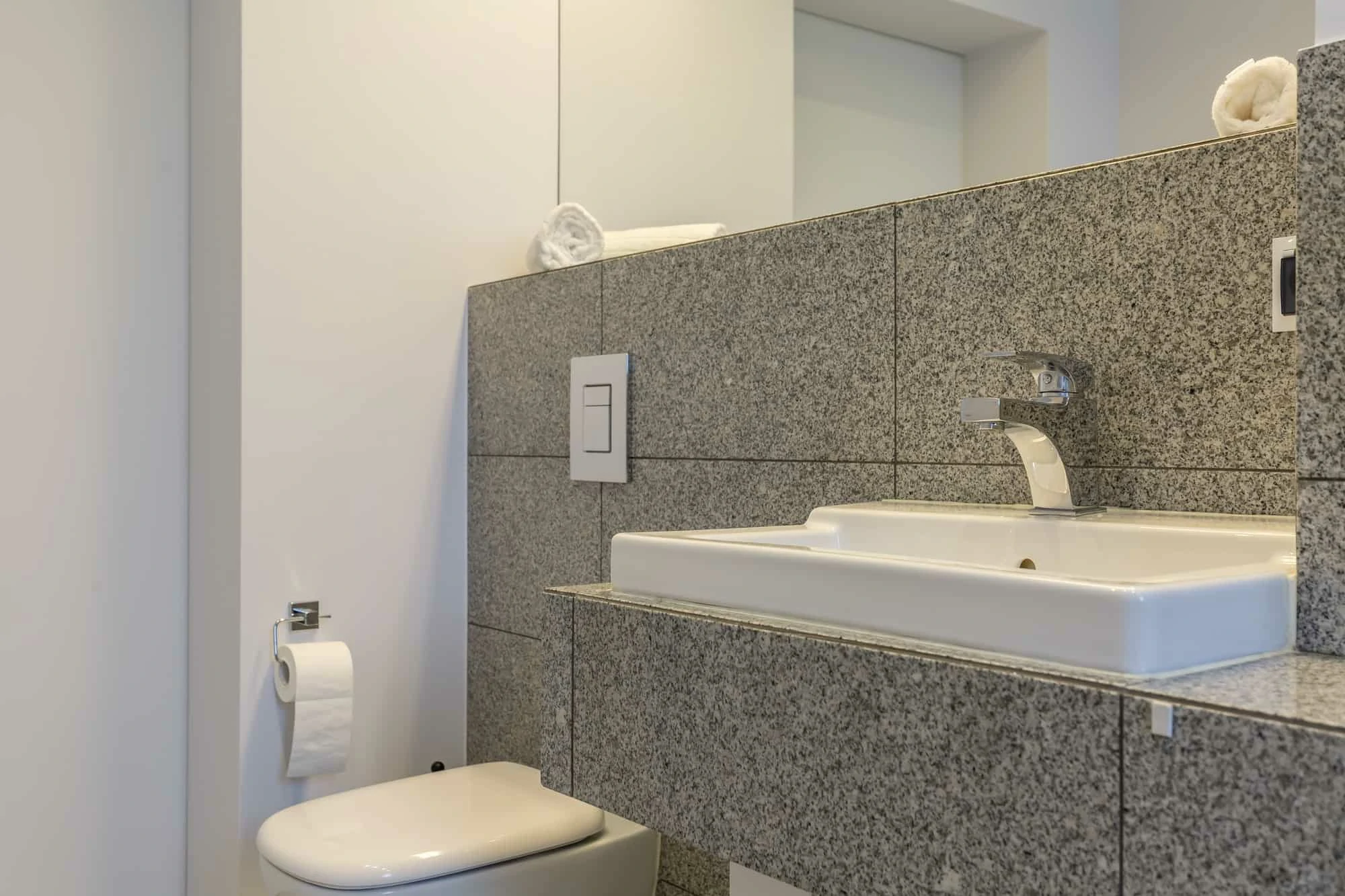 Granite tiles in minimalist bathroom