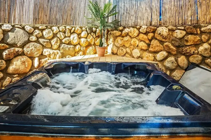 Jacuzzi a kertben? 5 érv, amiért érdemes megépítened