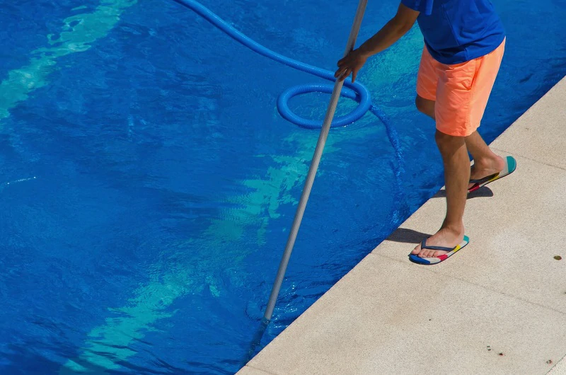 Tudtad milyen egyszerű egy medence falának a tisztítása?