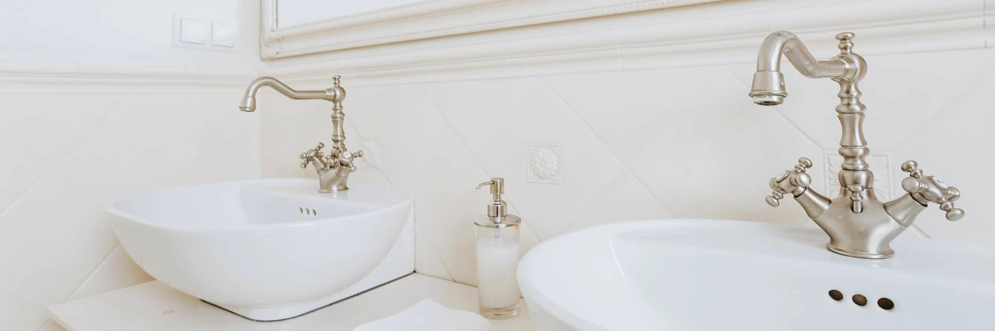 Washbasins with vintage style faucets
