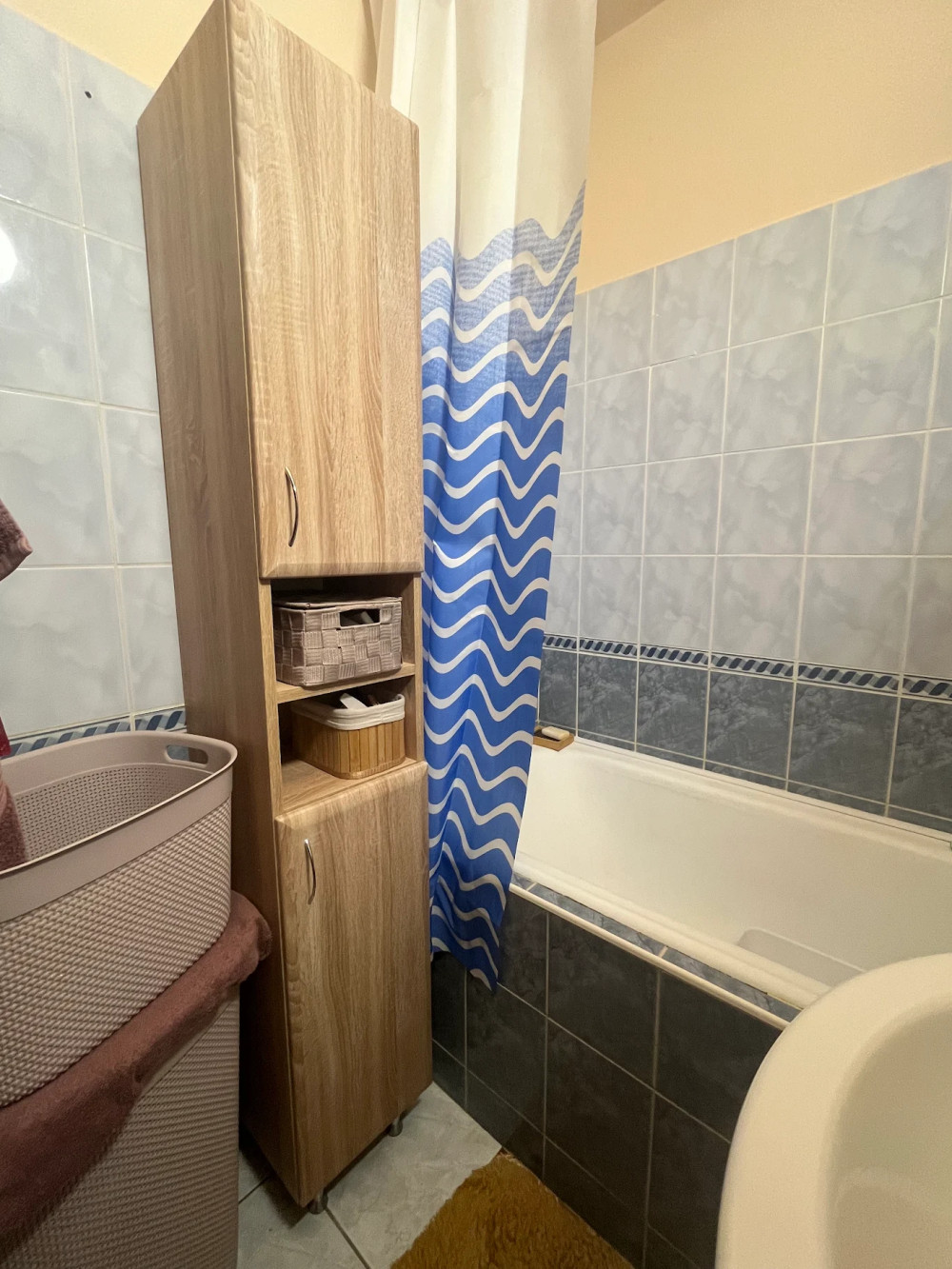   Bianca Plus 30 magas szekrény 2 ajtóval, nyitott, magasfényű fehér színben, univerzális
