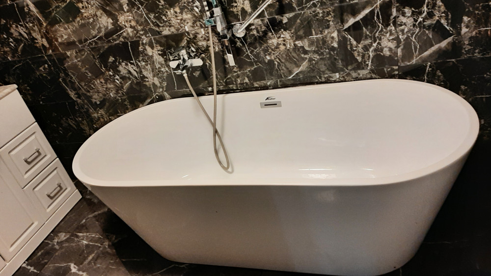 Noa szabadon álló fürdőkád fekete
