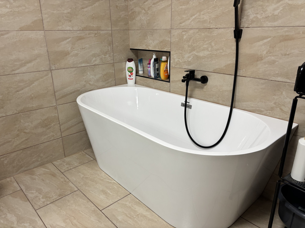 Still szabadon álló fürdőkád
