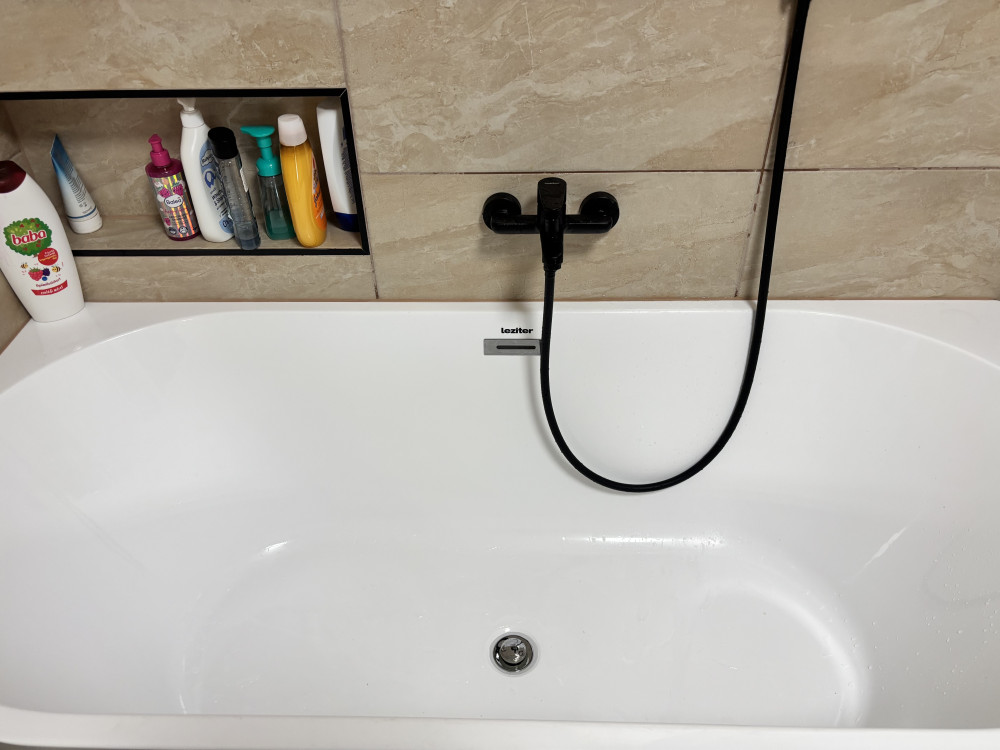 Still szabadon álló fürdőkád
