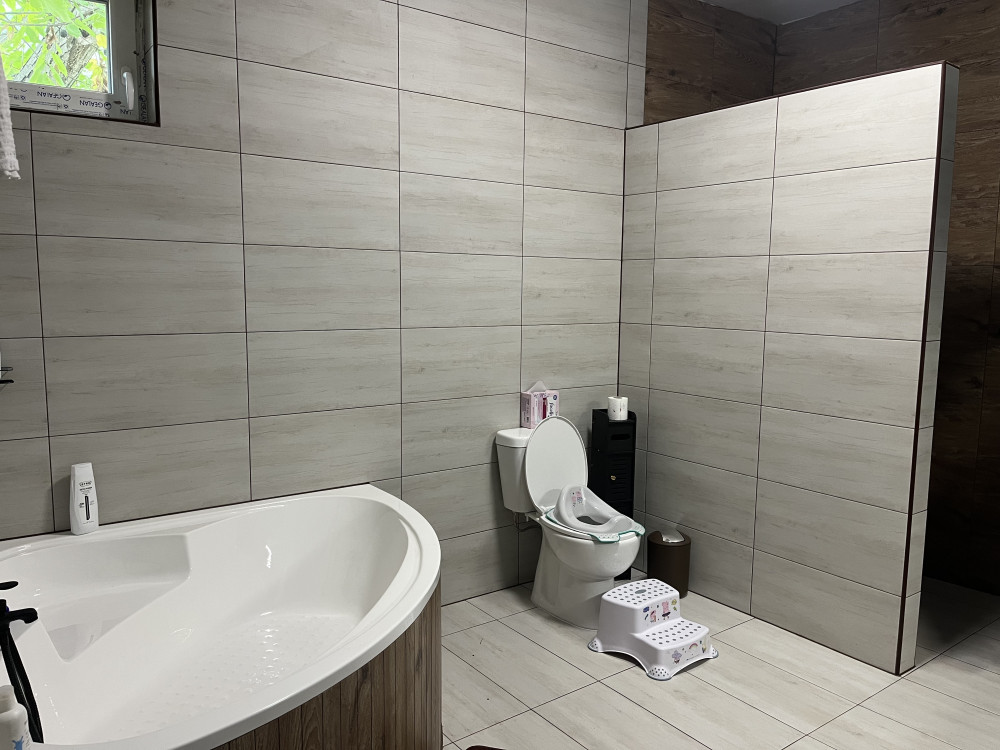 Cleano monoblokkos WC alsó kifolyással ülőkével
