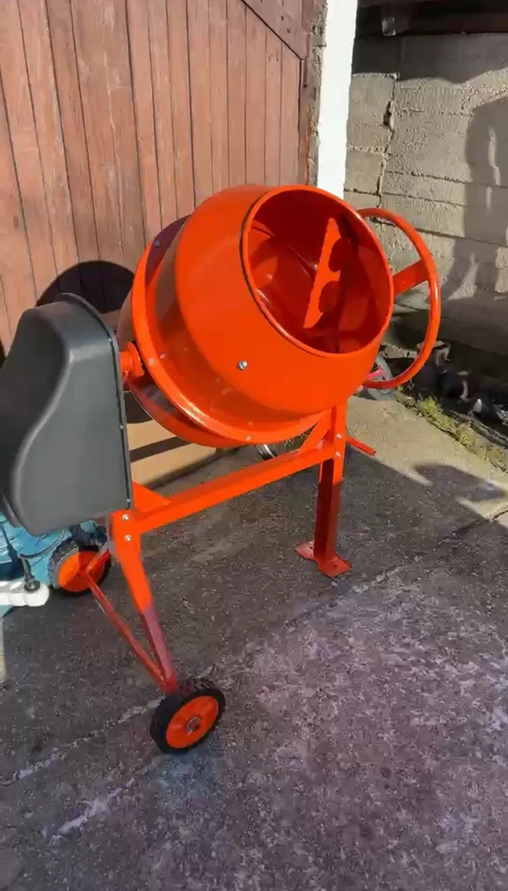 Mixer 120 betonkeverő 220V 450W 120 l
