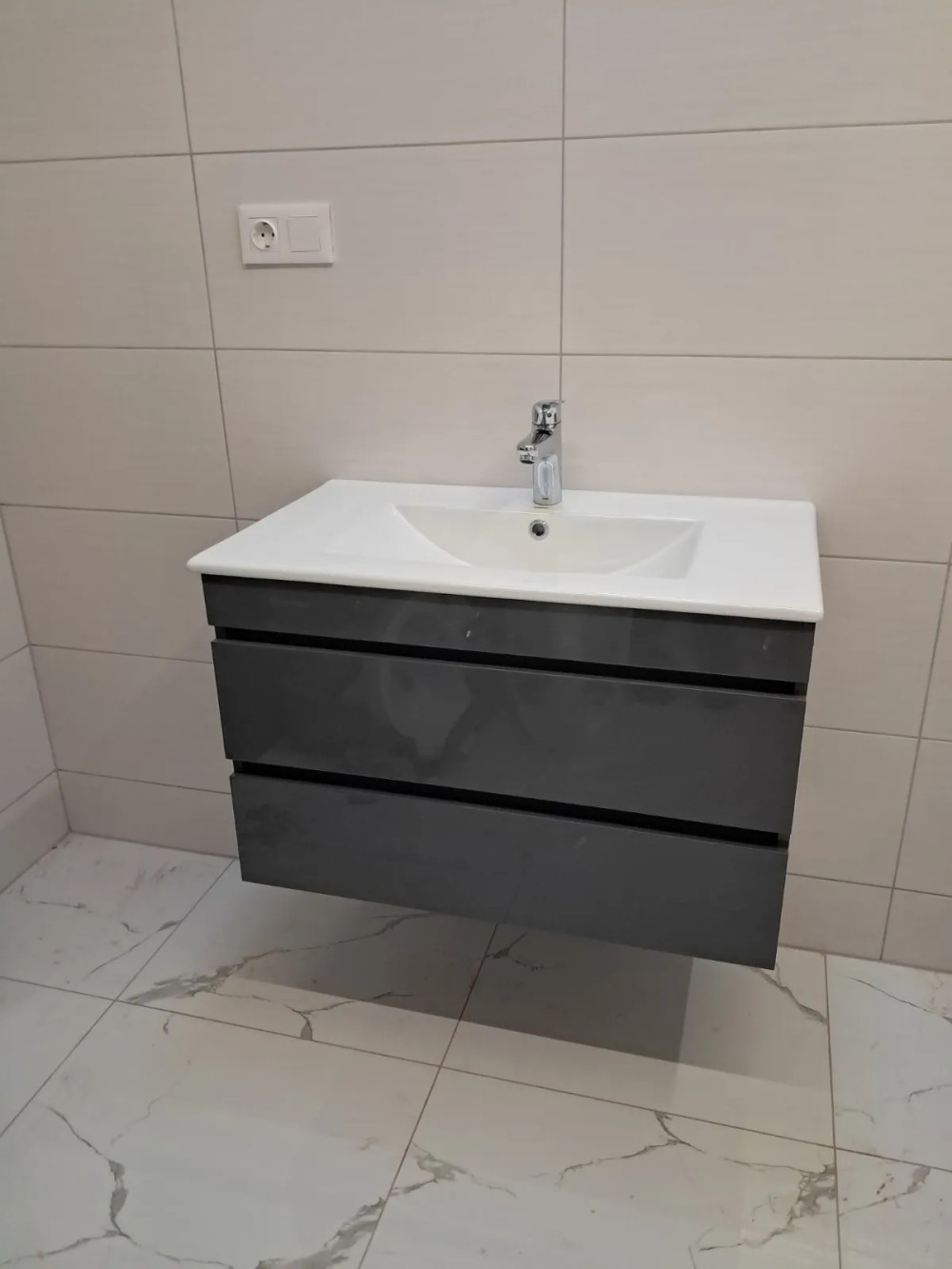 Cube 80 alsó szekrény mosdóval
