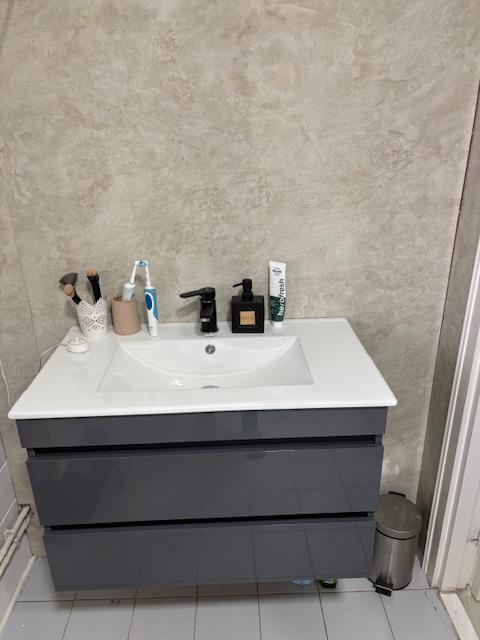 Cube 80 alsó szekrény mosdóval
