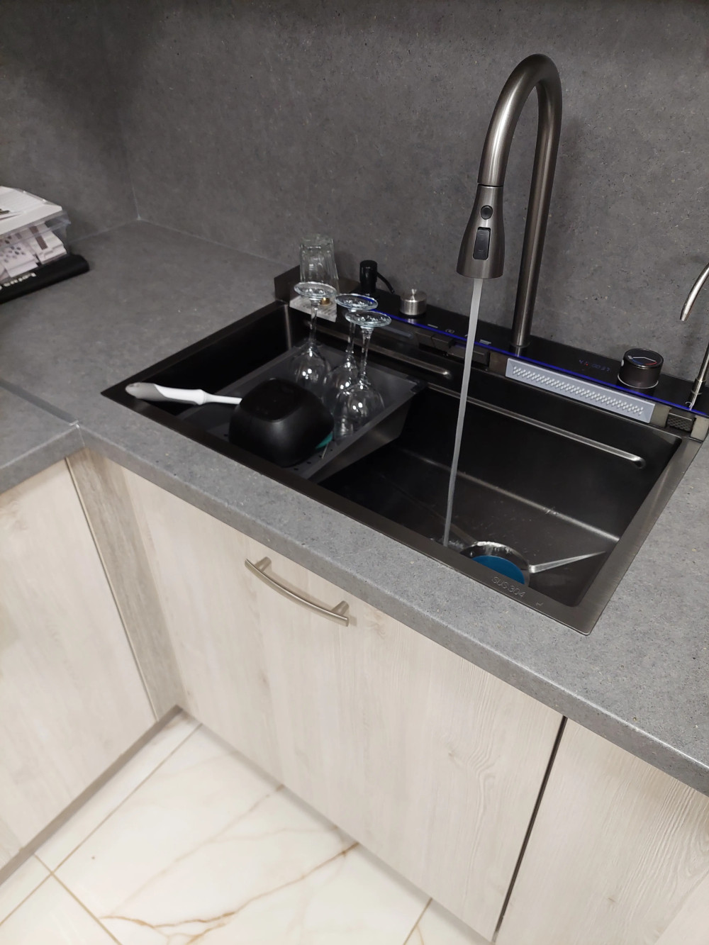   Catania multifunkciós rozsdamentes mosogató digitális csapteleppel
