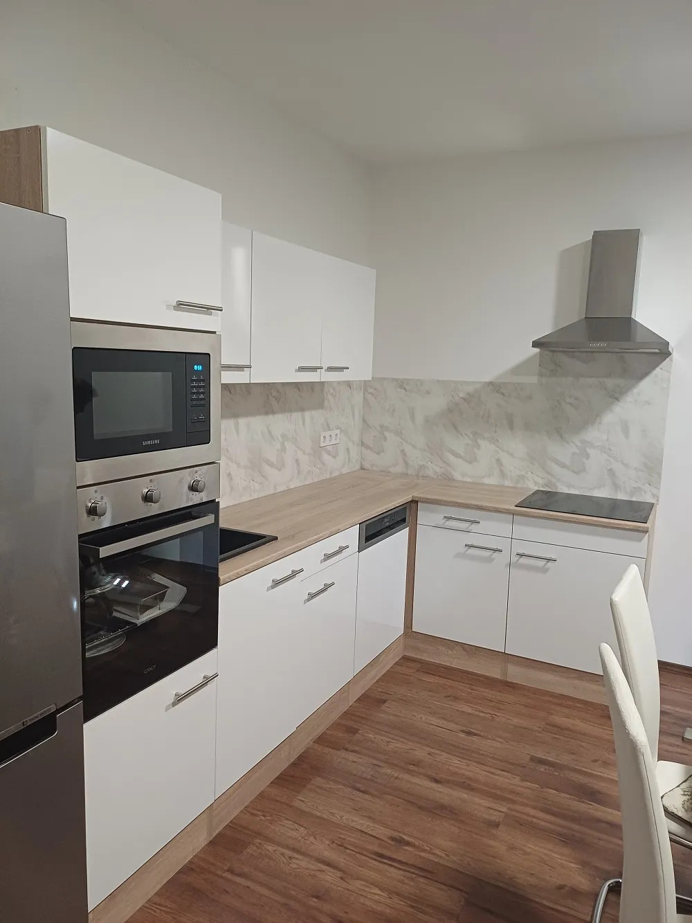   Yorki 280 sarok konyhabútor sütős és mikrohullámű sütős kivitelben
