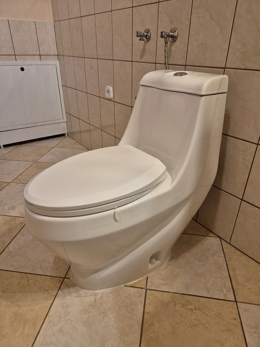   Coral Monoblokkos wc kagyló alsó kifolyással soft close ülőkével
