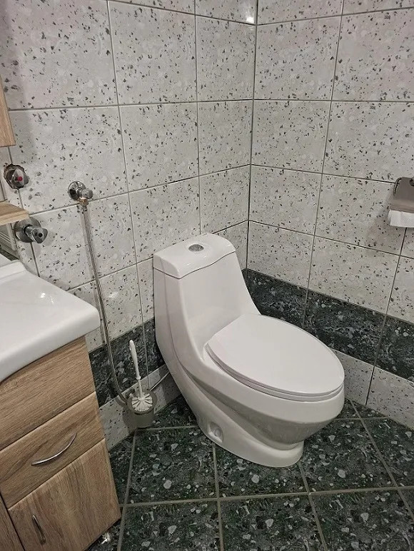   Coral Monoblokkos wc kagyló alsó kifolyással soft close ülőkével
