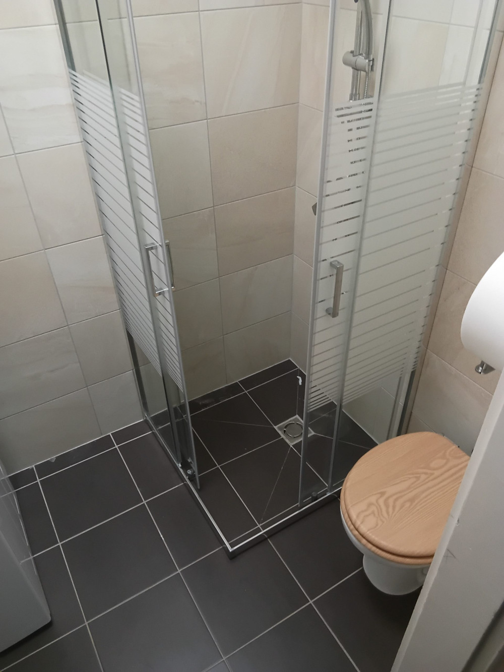 Madera 80x80 cm szögletes zuhanykabin tálca nélkül
