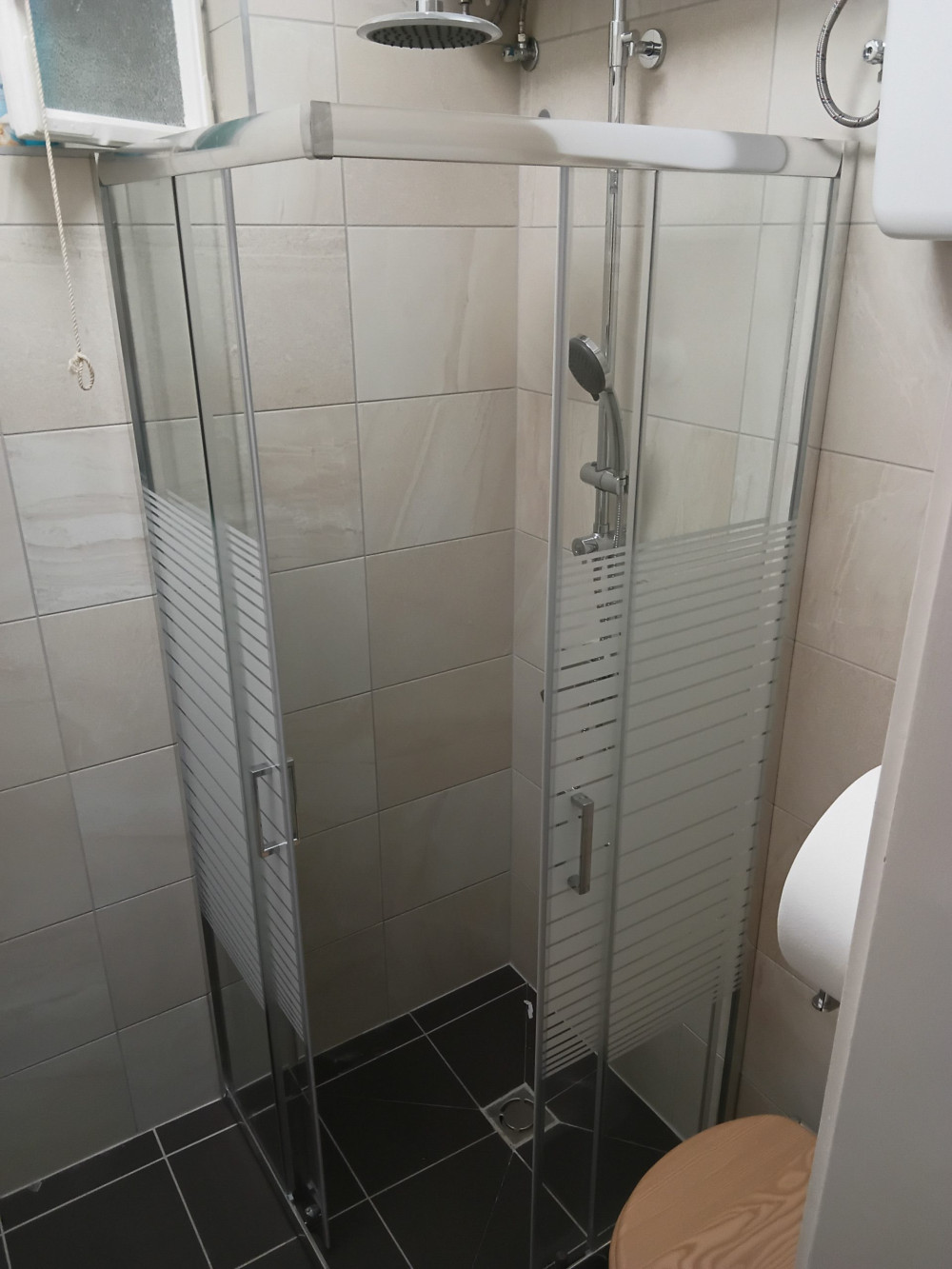 Madera 80x80 cm szögletes zuhanykabin tálca nélkül
