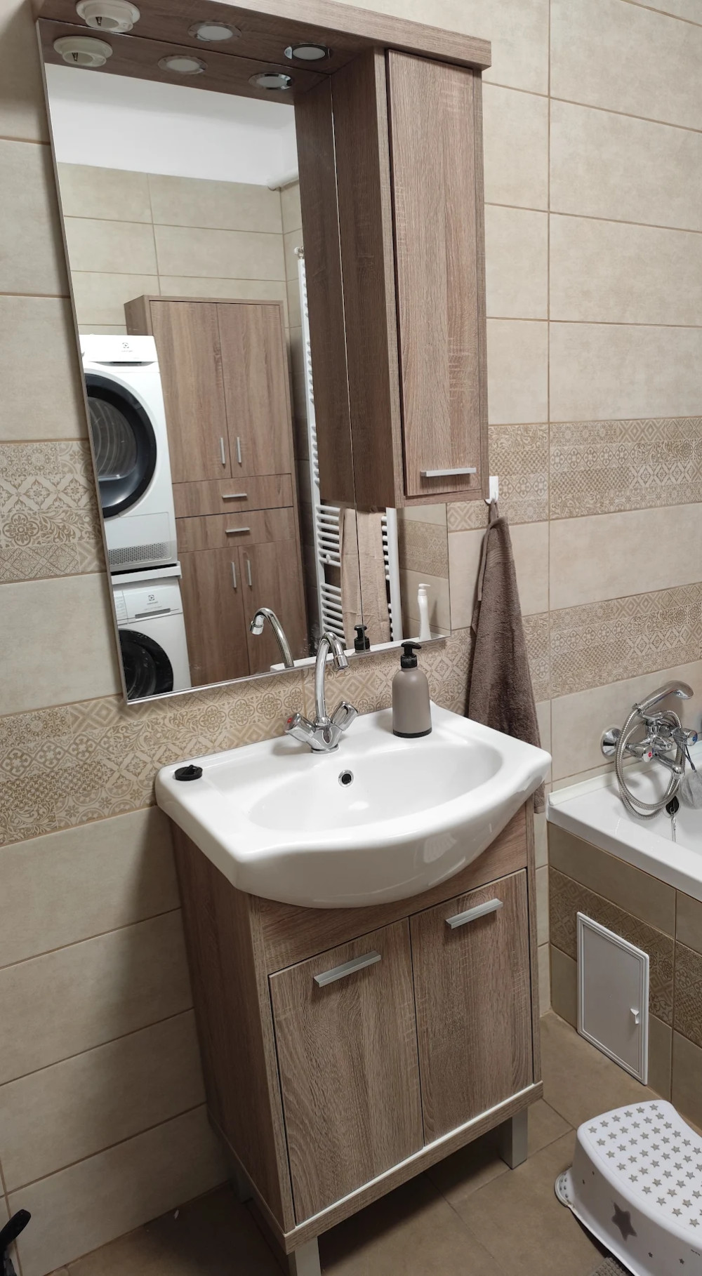 Nerva 55 alsó szekrény, mosdóval
