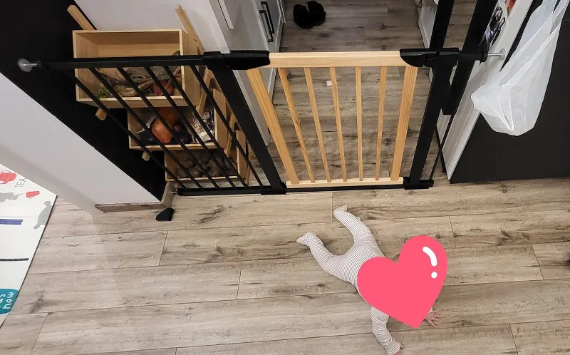   Biztonsági korlát 74-130 cm lépcsőkhöz és ajtókhoz fémből és fából
